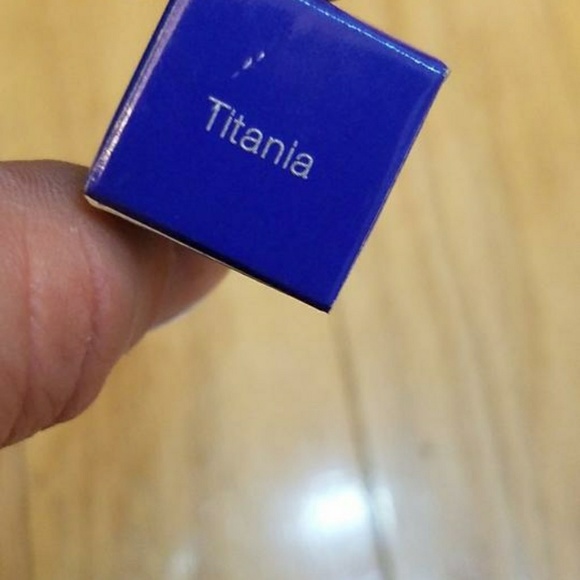 NEW Luna by Luna Mineral Lipgloss in Titania - Picture 4 of 6